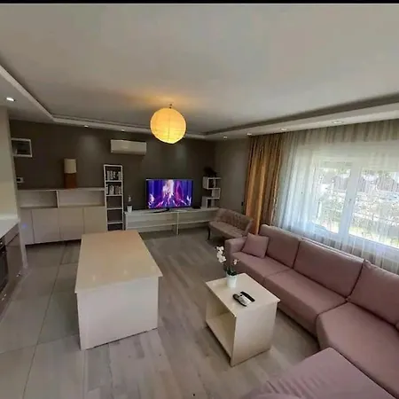Konyaalti'nda Luks Havuzlu 1+1 Apartment