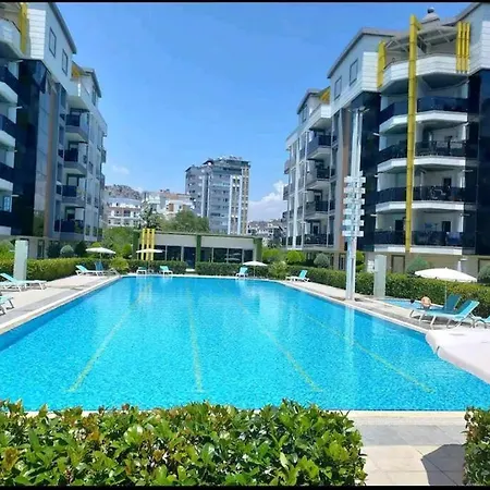 Konyaalti'nda Luks Havuzlu 1+1 Apartment