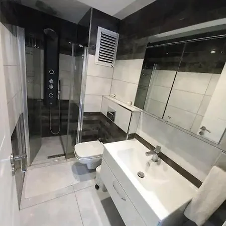 Konyaalti'nda Luks Havuzlu 1+1 Apartment